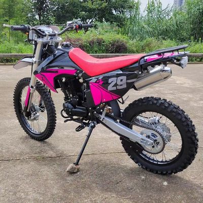 Prova la potenza di una moto di 250cc a gas per il fuoristrada