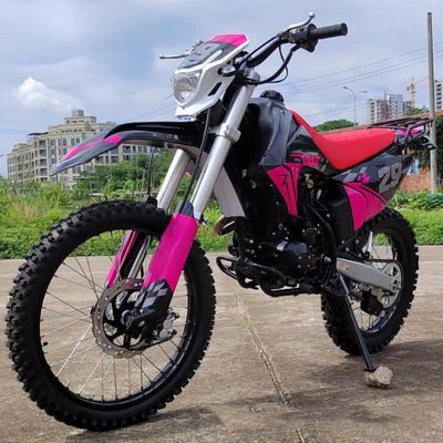 Prova la potenza di una moto di 250cc a gas per il fuoristrada