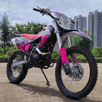 Prova la potenza di una moto di 250cc a gas per il fuoristrada