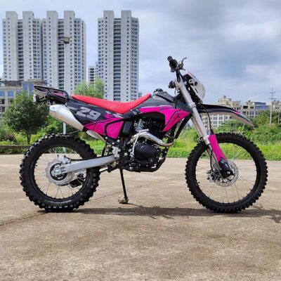 Prova la potenza di una moto di 250cc a gas per il fuoristrada